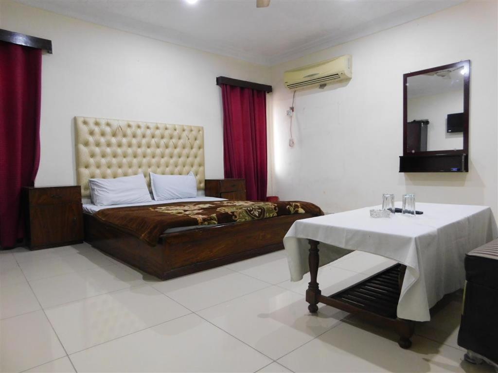 Hotel Humera Бахавалпур Екстериор снимка